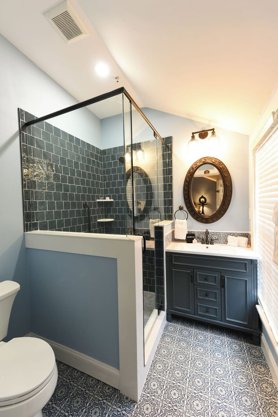 Premium Queen Room - Casa De Solana | Bathroom | Free toiletries, hair dryer, towels, soap
