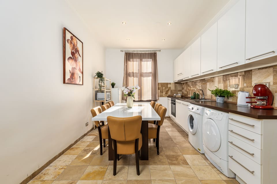 Exclusive Apartment, 3 Bedrooms | Private kitchen | Fridge, microwave, oven, stovetop
