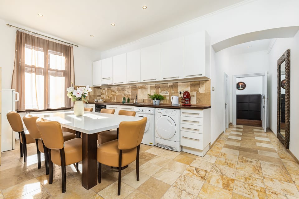 Exclusive Apartment, 3 Bedrooms | Private kitchen | Fridge, microwave, oven, stovetop