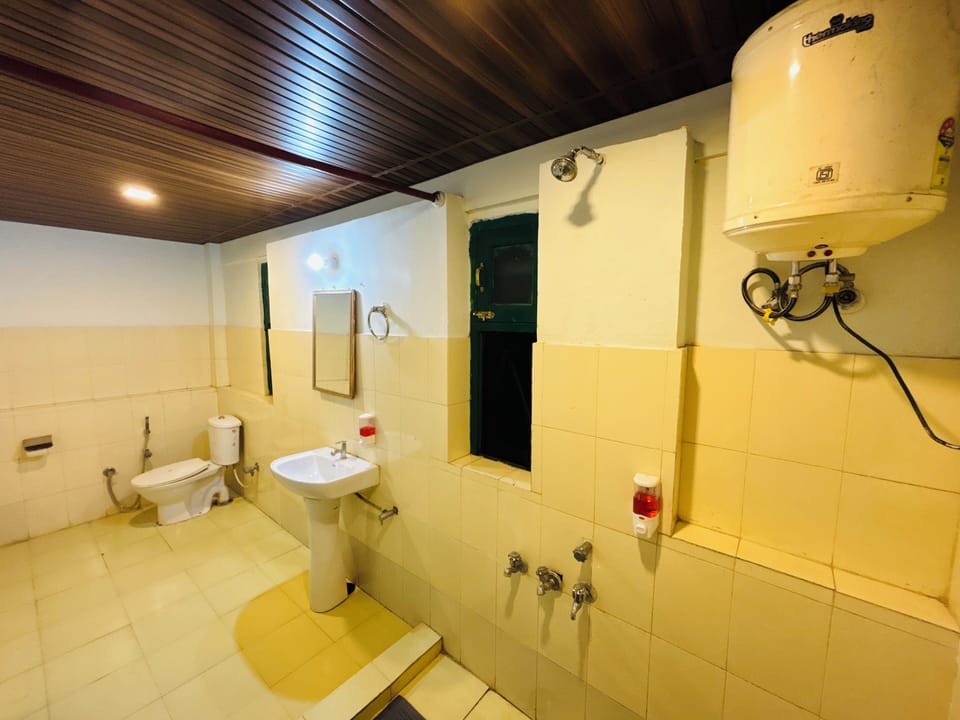 Deluxe Room, 1 Double Bed, Hill View | Bathroom | Shower, free toiletries, bidet, towels