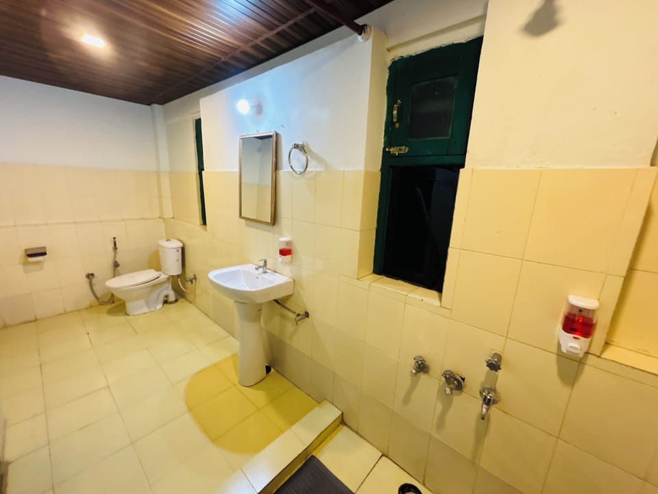 Deluxe Room, 1 Double Bed, Hill View | Bathroom | Shower, free toiletries, bidet, towels