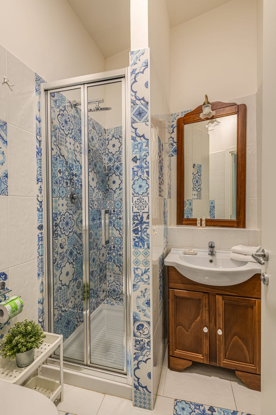 Deluxe Double Room, 1 King Bed, City View | Bathroom | Shower, free toiletries, hair dryer, towels