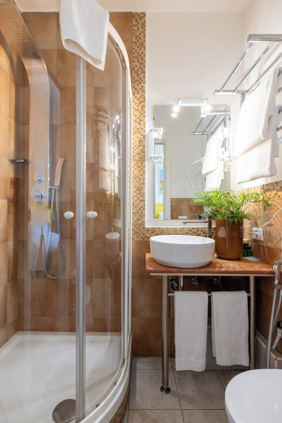Deluxe Double or Twin Room | Bathroom | Shower, free toiletries, hair dryer, towels
