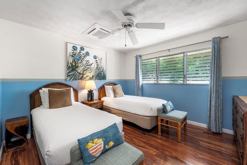 Bedroom 2 includes 2 twin beds