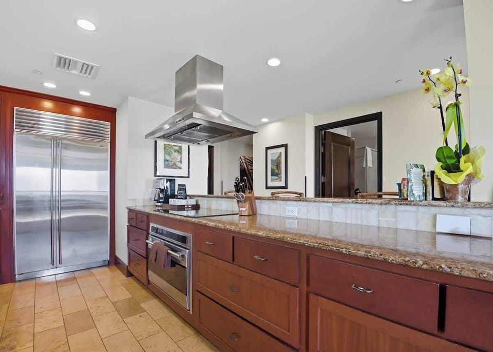 Everything but the groceries – This gourmet kitchen has everything you need to whip up island-inspired meals