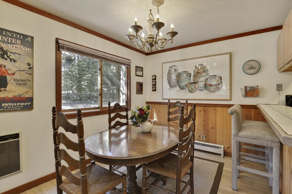 main level-dining area-_mre0052