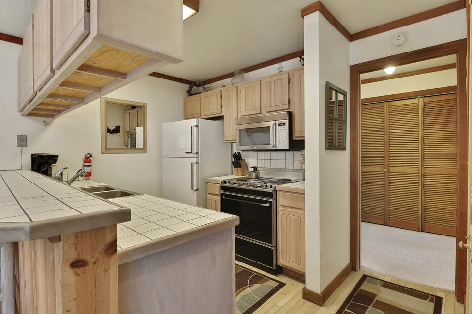 main level-kitchen-_mre0055