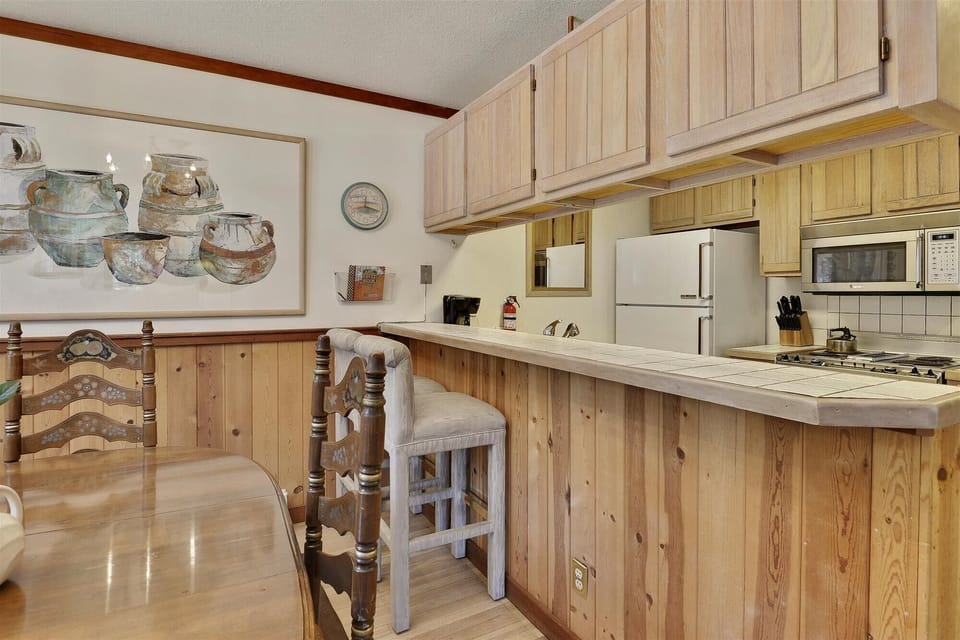 main level-breakfast bar-_mre0058