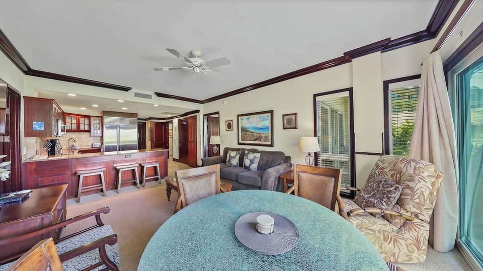 Wonderful open floor plan connecting the dinning area, living room and kitchen
