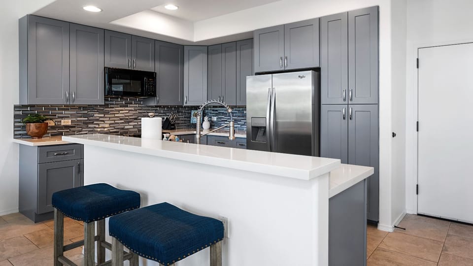 Kitchen with breakfast bar