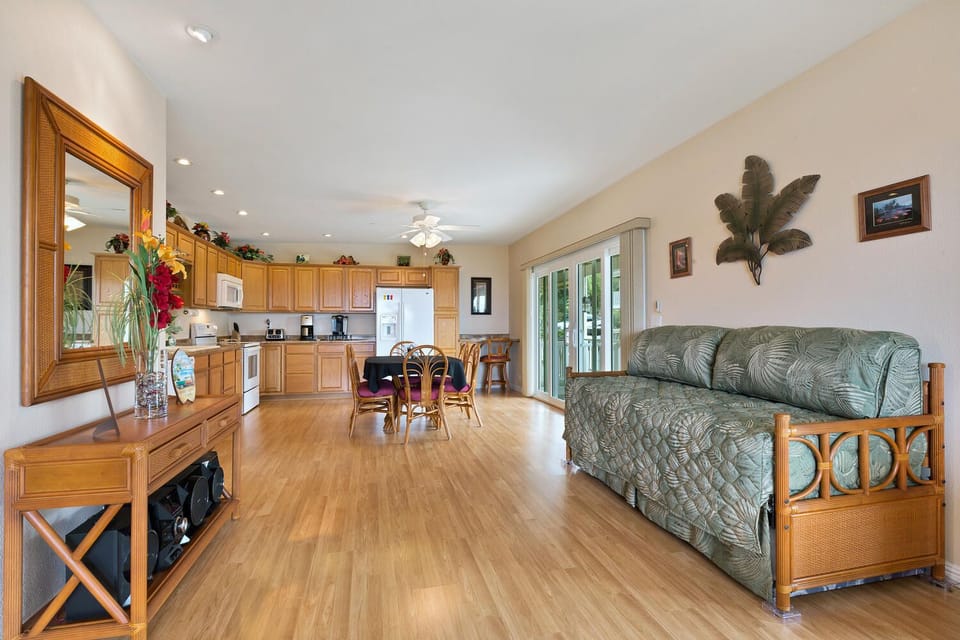 Add'l sleeping with trundle bed in the side room.
