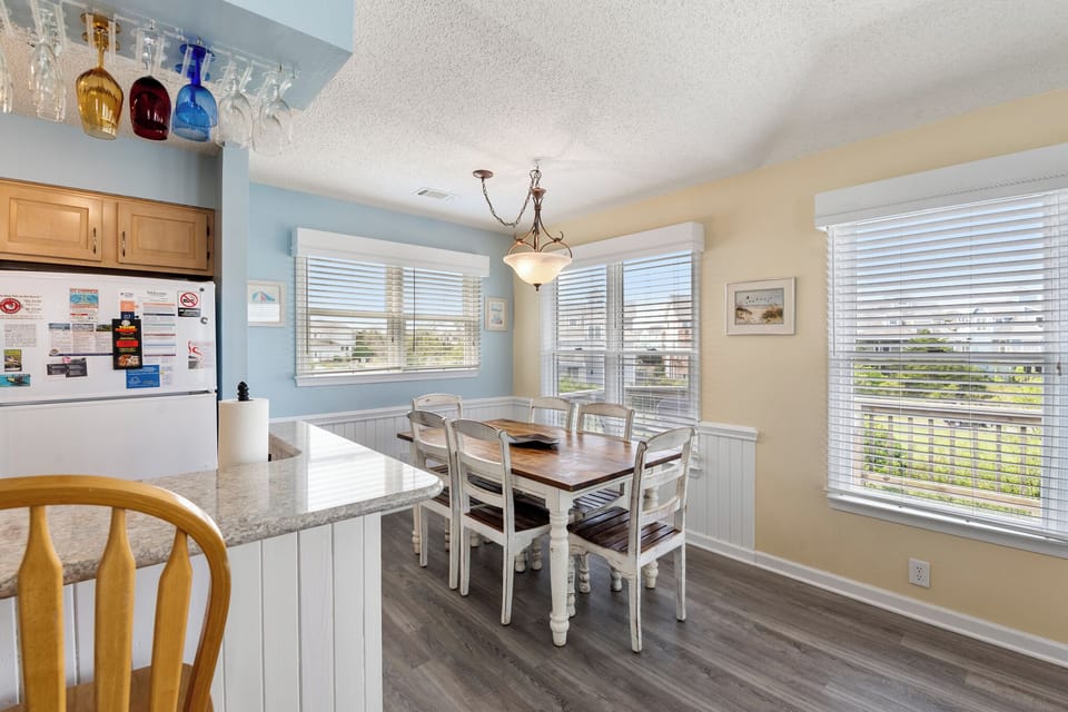 L46: Sandy Tee | Top Level Dining Area