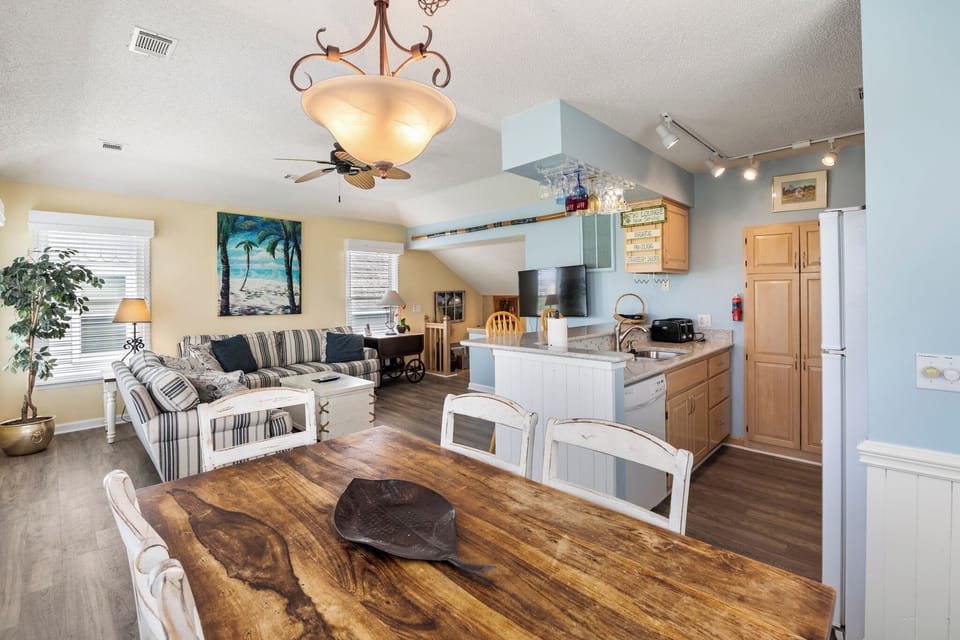 L46: Sandy Tee | Top Level Dining Area