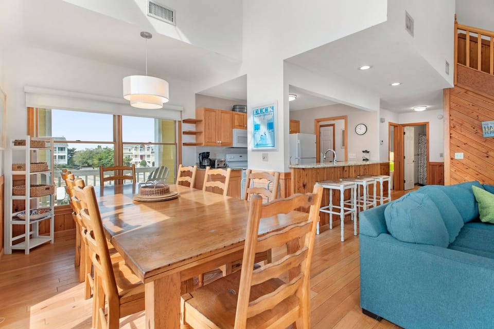 W18: Salty Dog | Mid Level Dining Area