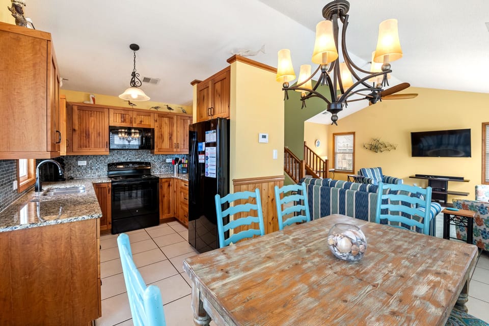 SS72: Seascape Escape l Mid Level Dining Area and Kitchen