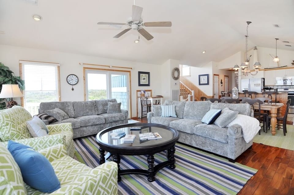 JR369: Point Of Views NC | Top Level Living Area