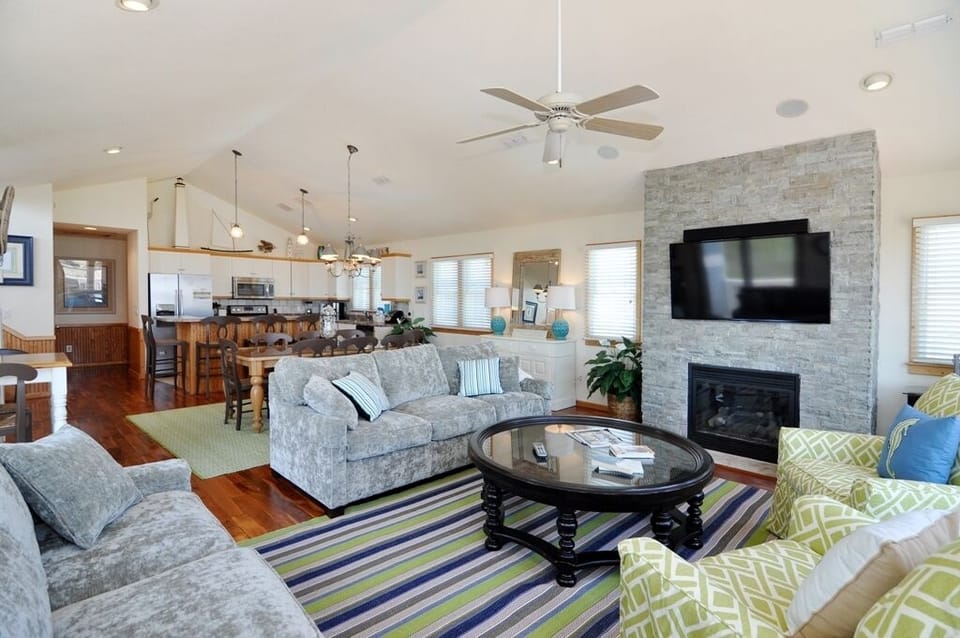 JR369: Point Of Views NC | Top Level Living Area | Fireplace Not Available For Guest Use