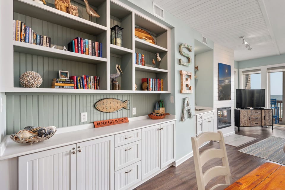 CR202: Crystal Shores 202 | Dining Area