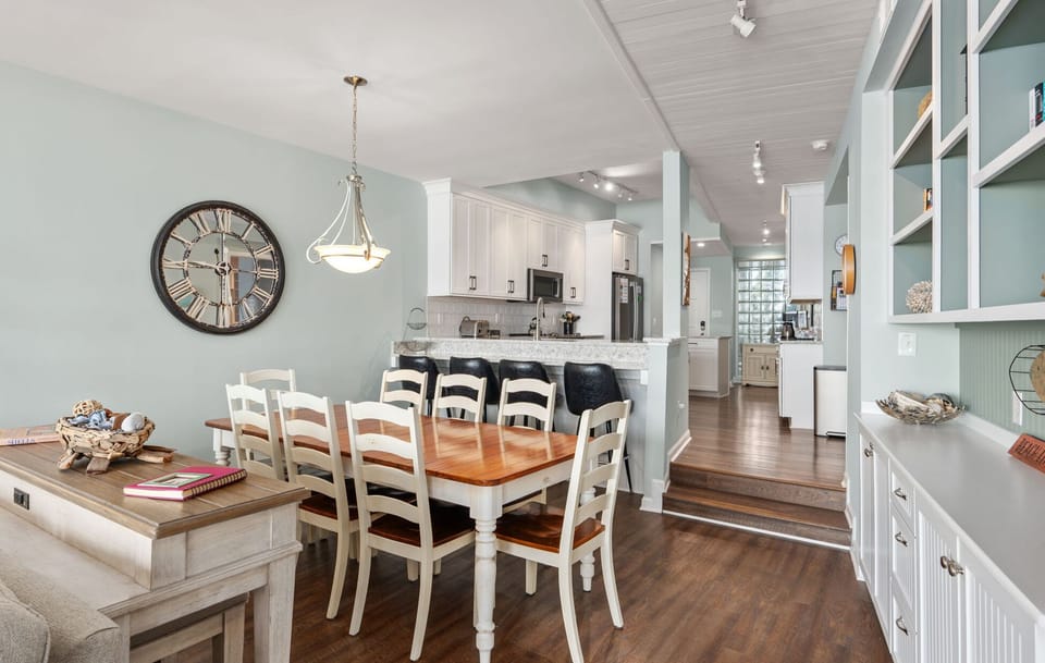 CR202: Crystal Shores 202 | Dining Area