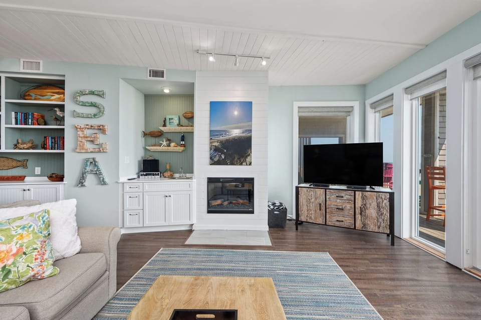 CR202: Crystal Shores 202 | Living Area