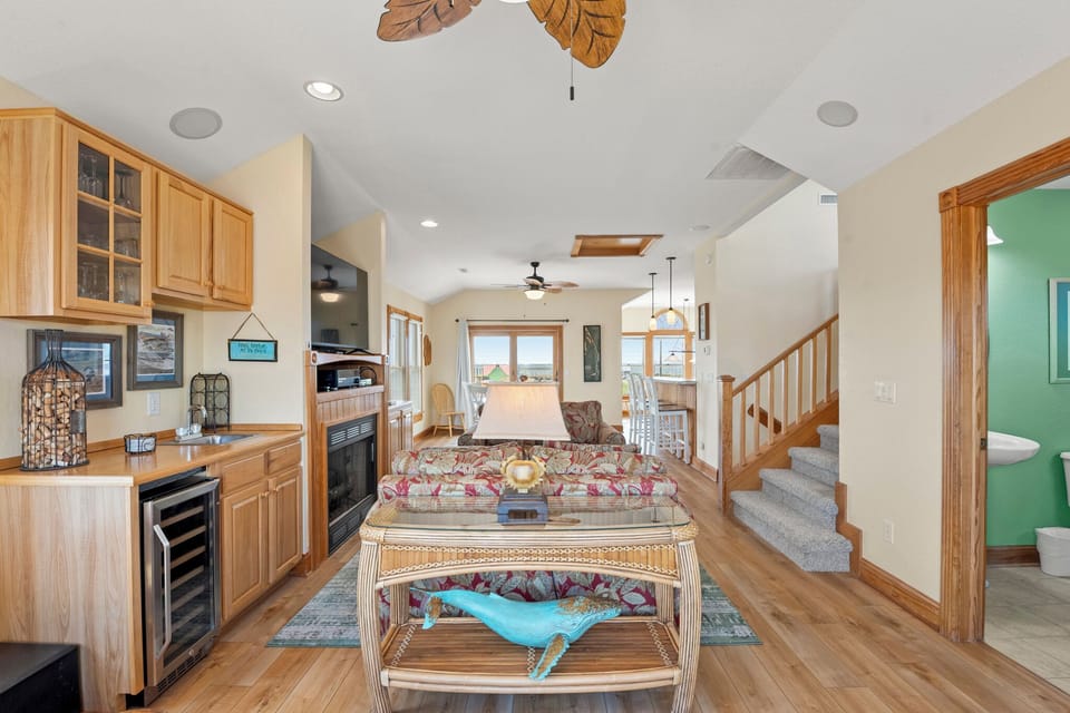 NH14:  Seatopia | Top Level Living Room - Fireplace Not Available for Guest Use