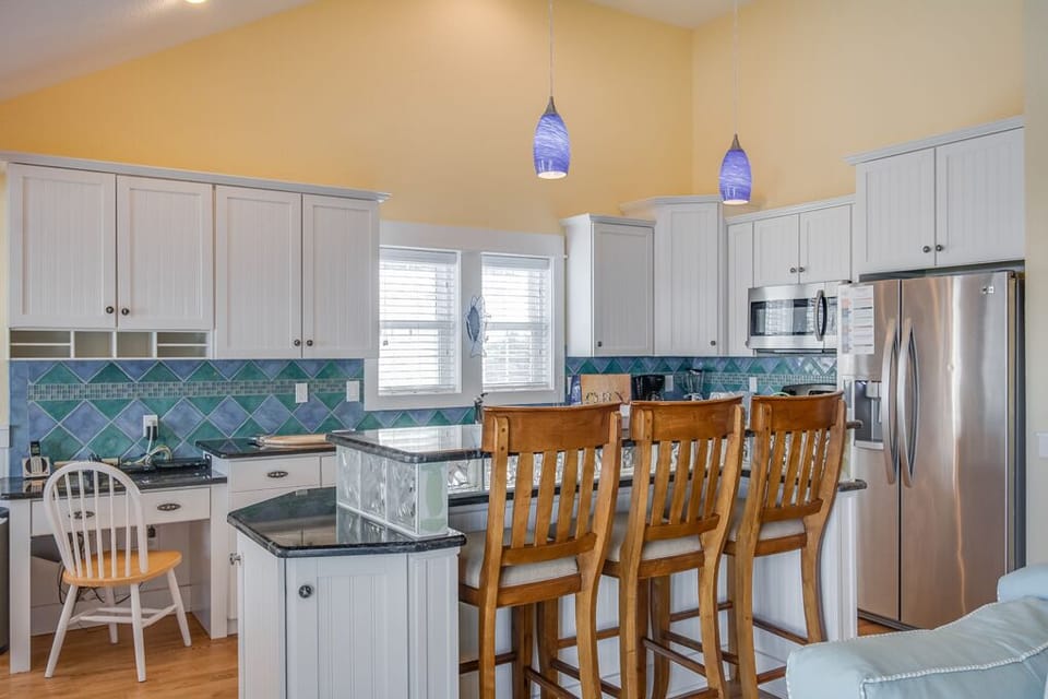 JR621: Heels In The Sand | Top Level Kitchen