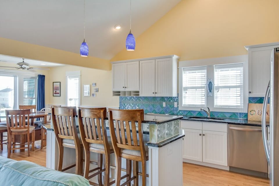 JR621: Heels In The Sand | Top Level Kitchen