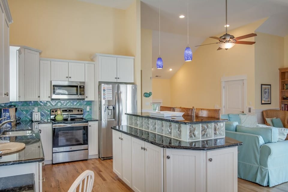 JR621: Heels In The Sand | Top Level Kitchen