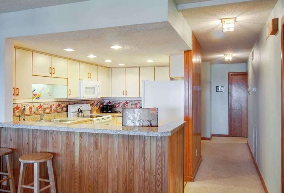 H202S: Heron Cove 202S | Kitchen