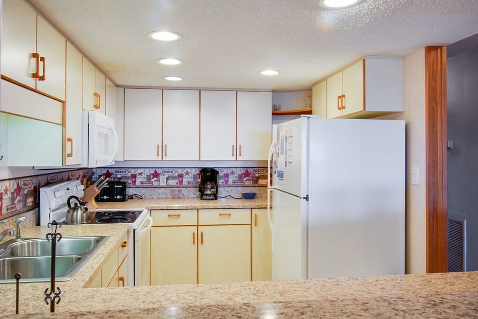 H202S: Heron Cove 202S | Kitchen