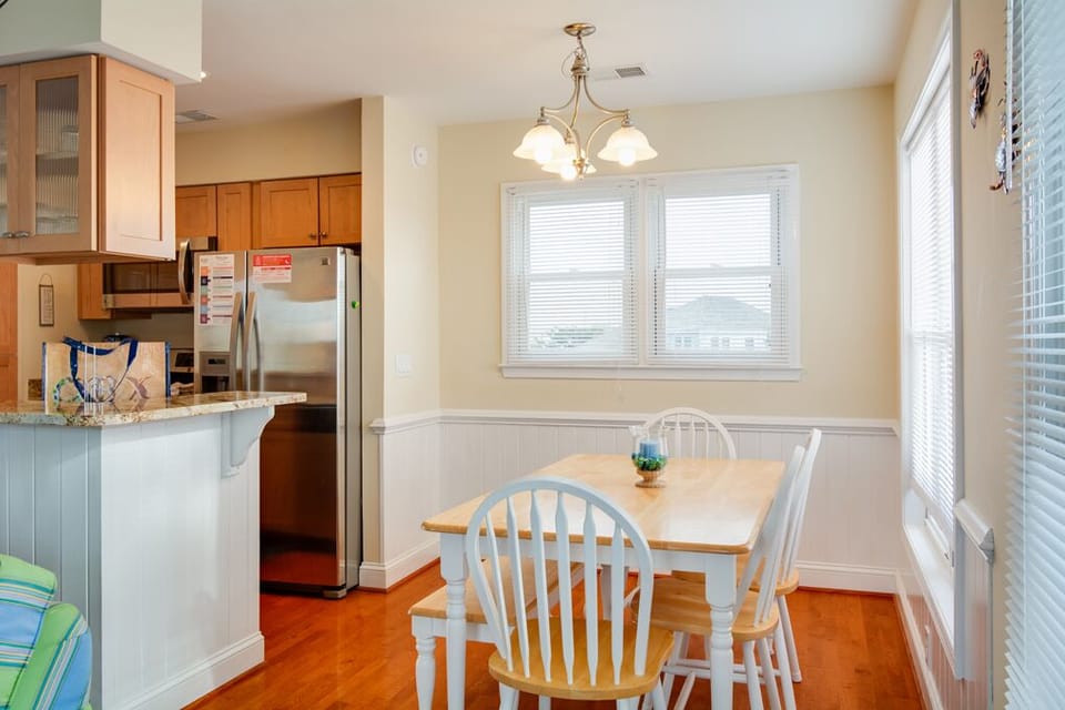 L23: On The Sunny Side | Top Level Dining Area