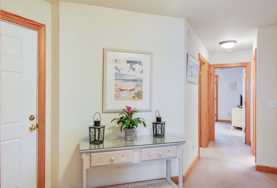 JR242: Flip Flop Inn | Mid Level Foyer