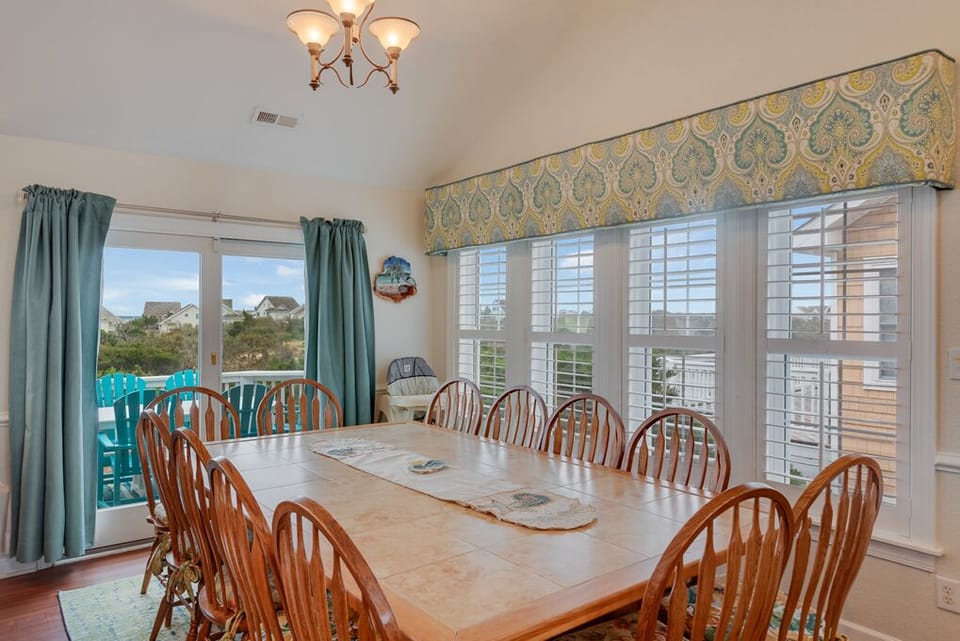 CCV13:  No Worries | Top Level Dining Area