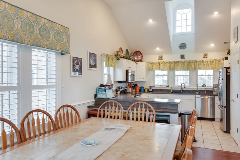 CCV13:  No Worries | Top Level Dining Area to Kitchen