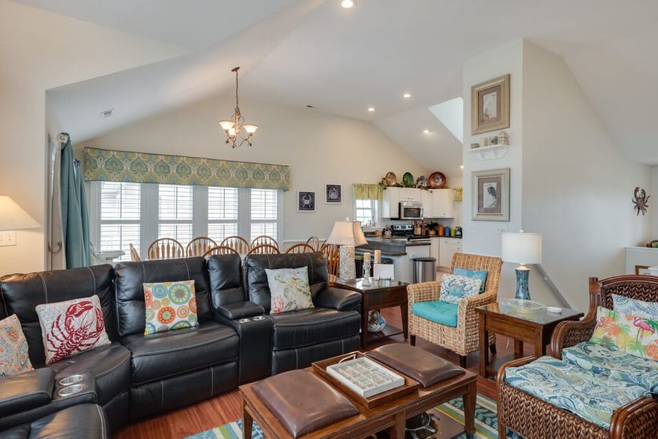 CCV13:  No Worries | Top Level Living Area