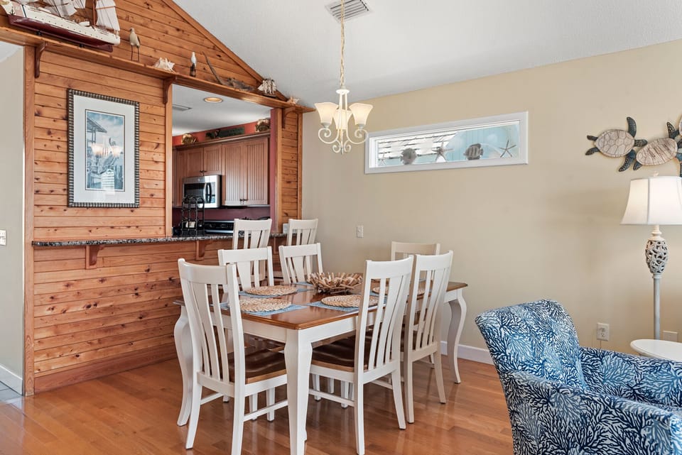 ML10: Beach Bungalow | Top Level Dining Area