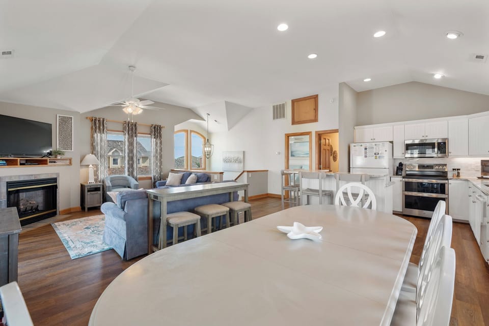 SV07: Sandy Sea Gulls | Top Level Dining Area