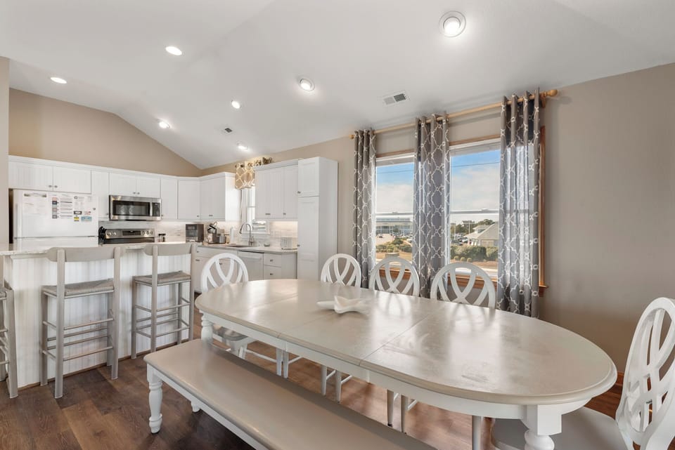 SV07: Sandy Sea Gulls | Top Level Dining Area