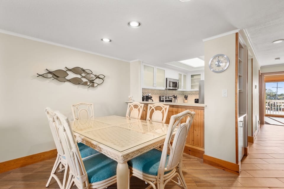 QC4: Trip's OBX | Mid Level Dining Area