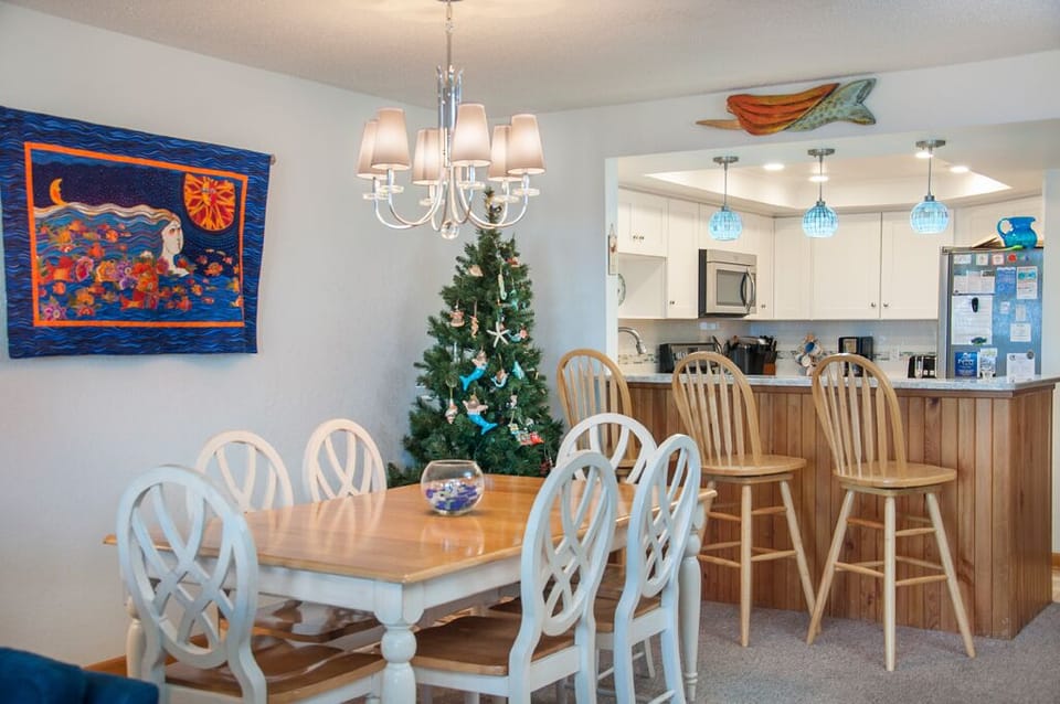 H202N: Mermaids Cove | Dining Area