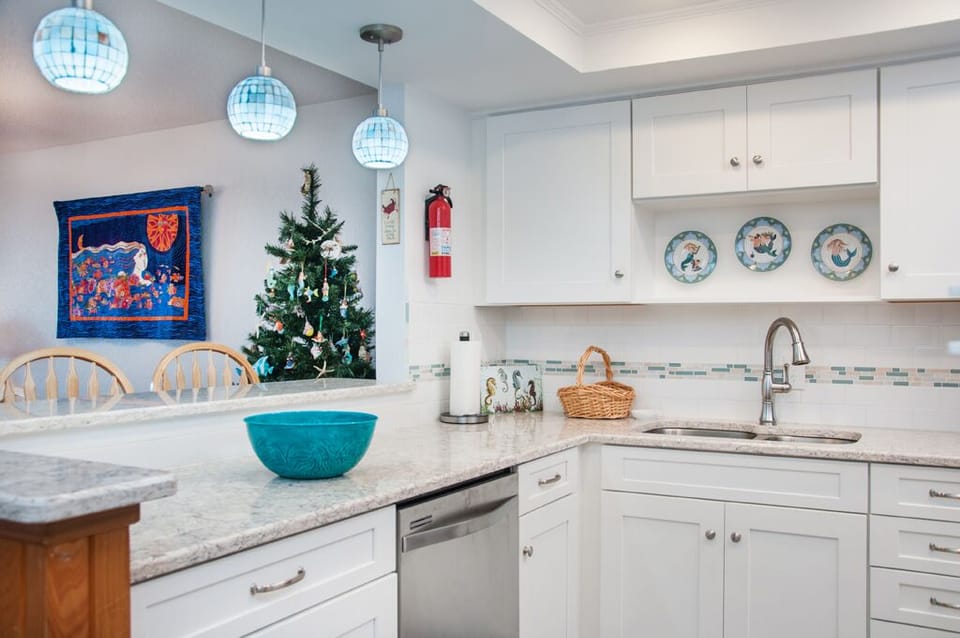 H202N: Mermaids Cove | Kitchen