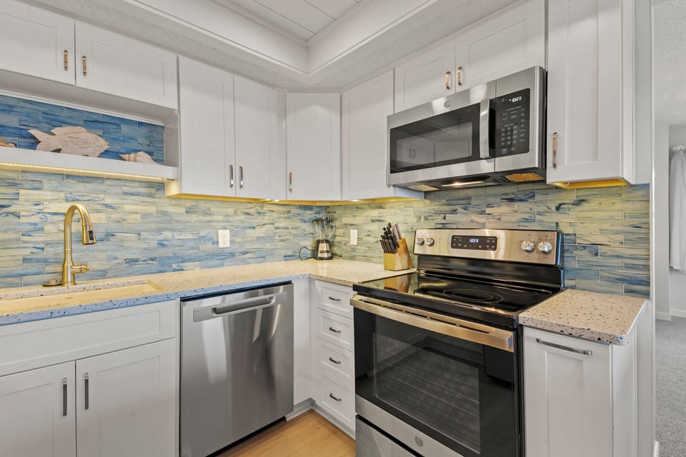 H204S: Heron Cove 204S | Kitchen