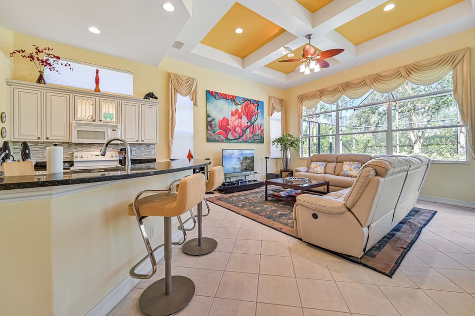 GR12597 - Kitchen with breakfast bar