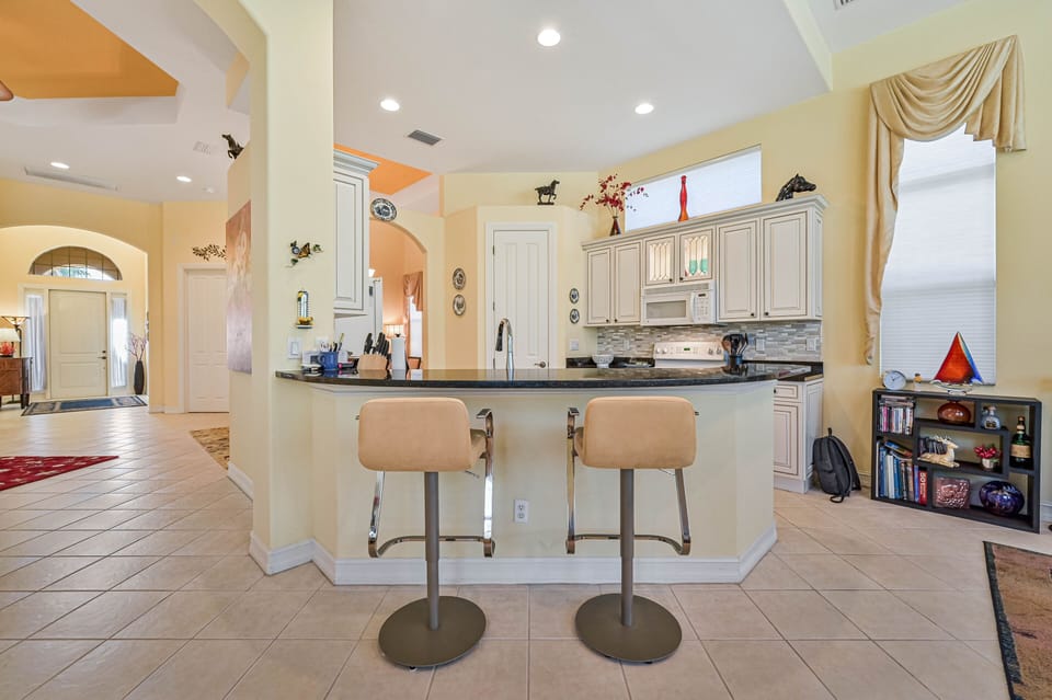 GR12597 - Kitchen with breakfast bar