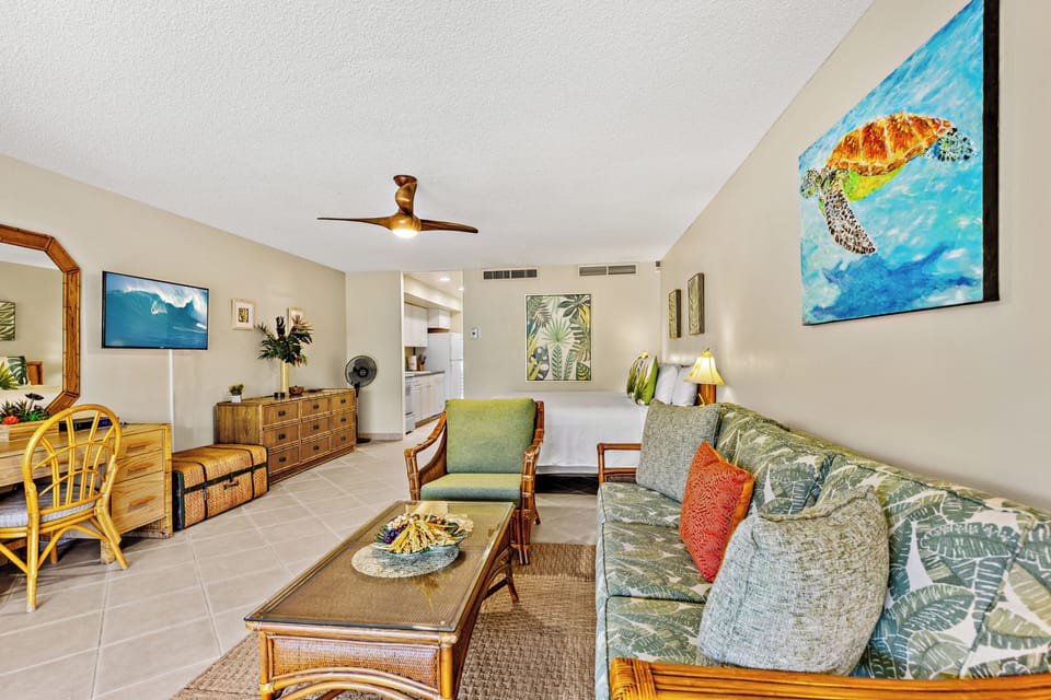 Living room - Comfortable living area with plenty of seating.