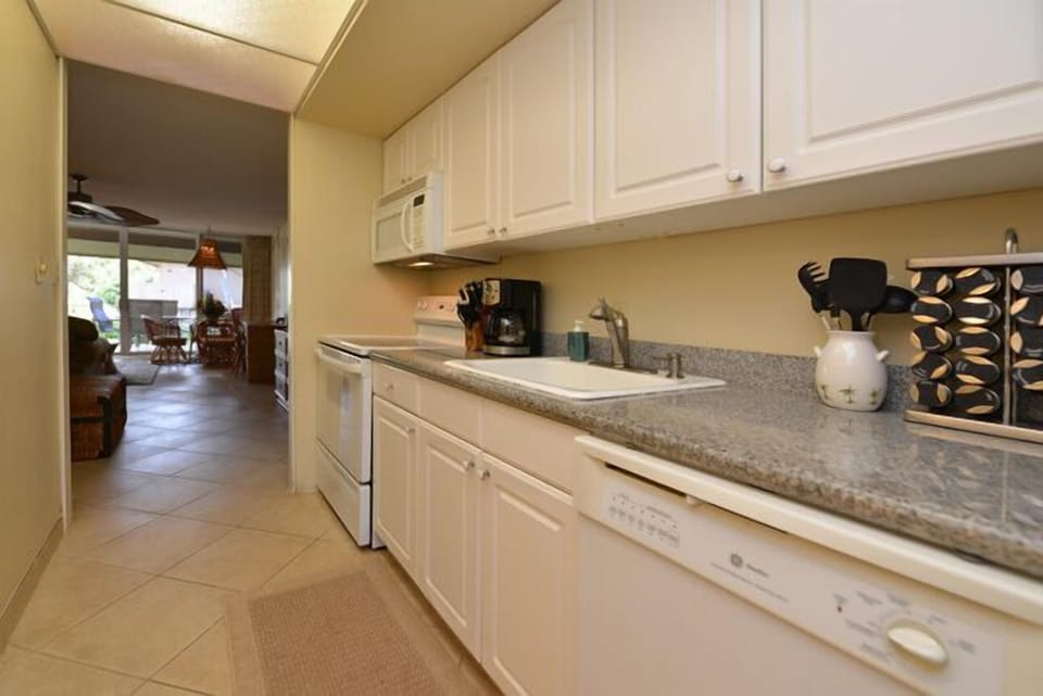 Full Kitchen - Full Stove with Oven, Fridge, Dishwashe, Mcrowave,r