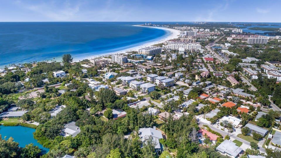 Steps from Crescent Beach and moments to Siesta Key Village—welcome to your island escape.