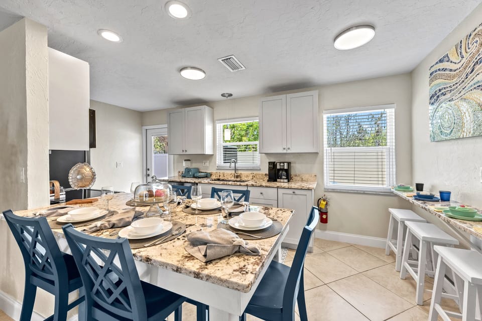 From sunrise smoothies to seafood dinners, this coastal kitchen makes every meal feel effortless.
