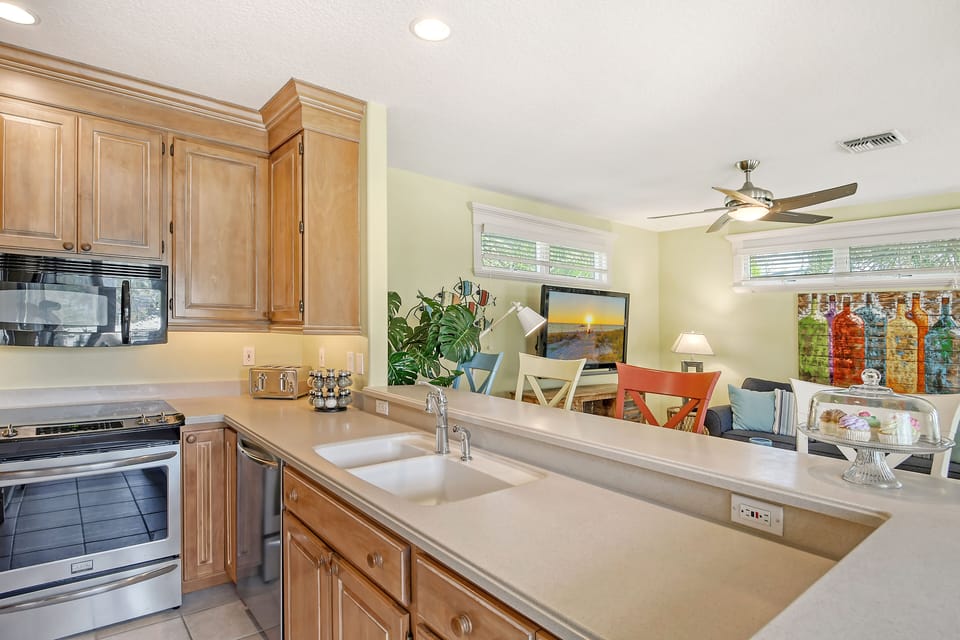Kitchen  overlooking living room.  Plenty of counter space - 5540