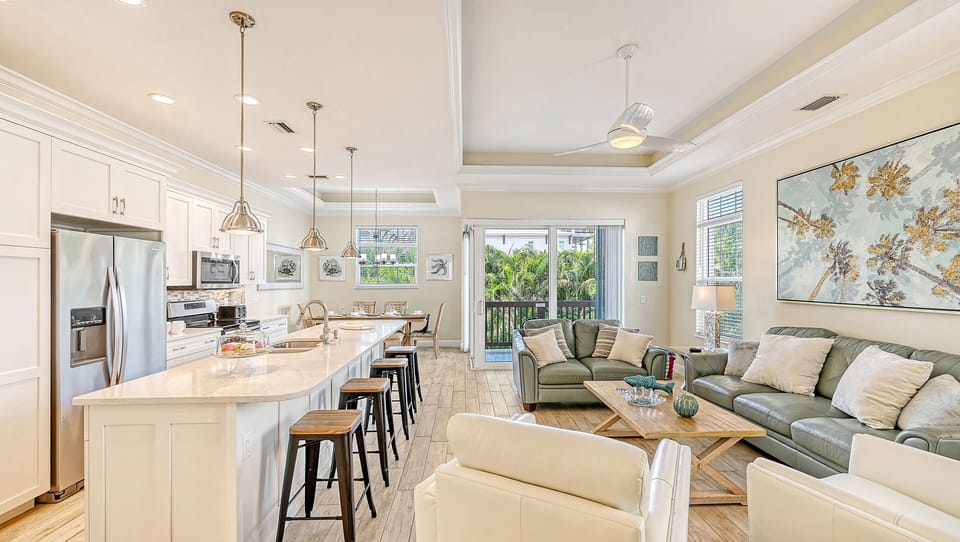 Living Room / Kitchen / Balcony